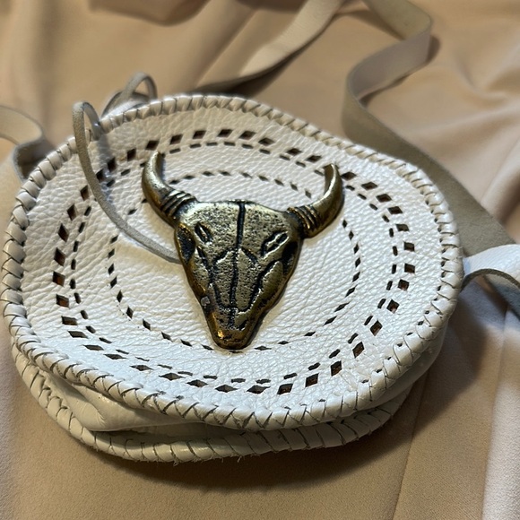 White and Gold Bull Head Belt Buckle - Picture 1 of 8